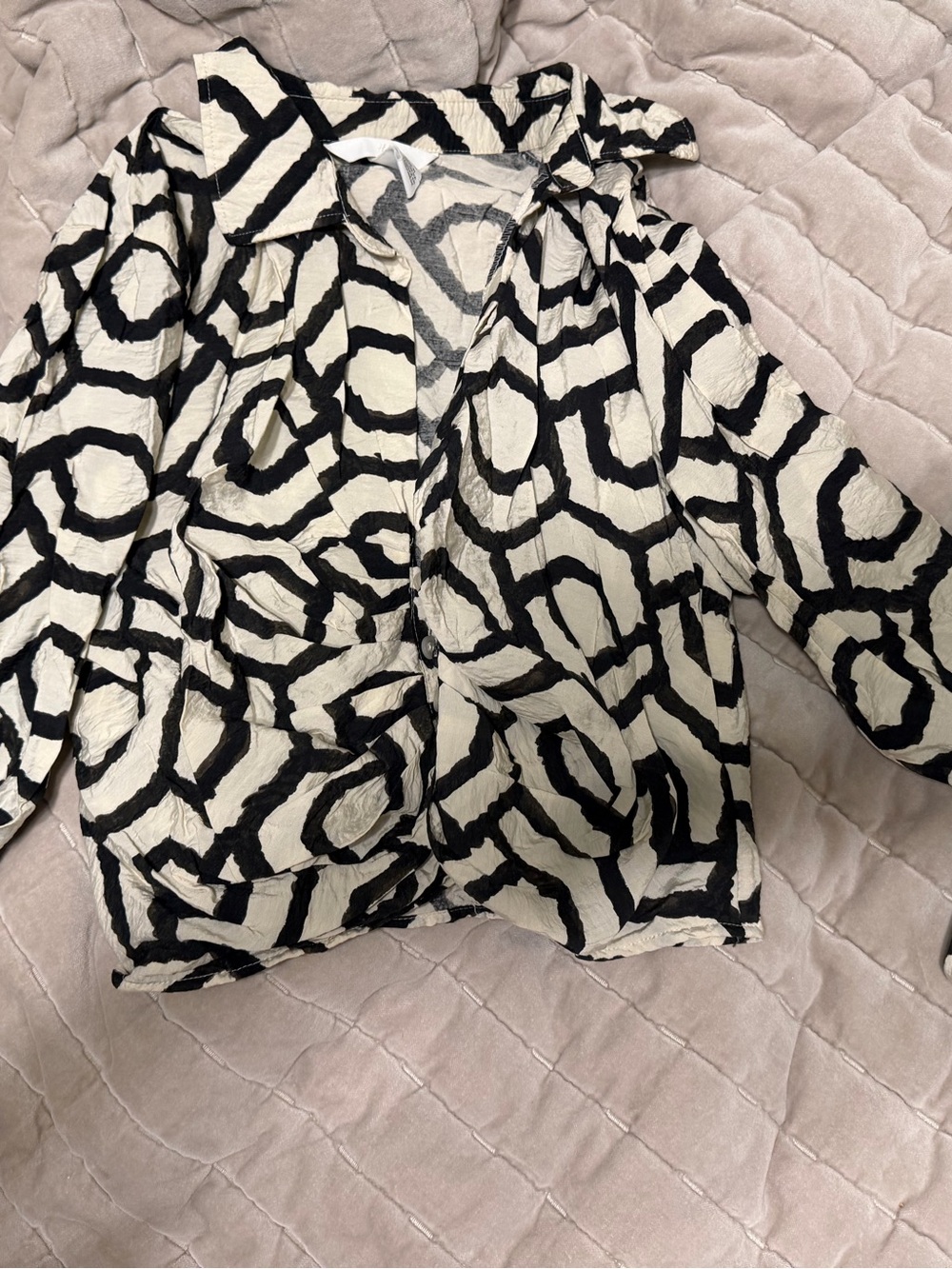 H&M woman’s cream/patterned Collared blouse